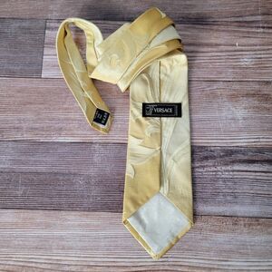 VTG Versace Neck Tie Yellow Gold Baroque Floral 100% Silk (3.75"W X 57.5"L)